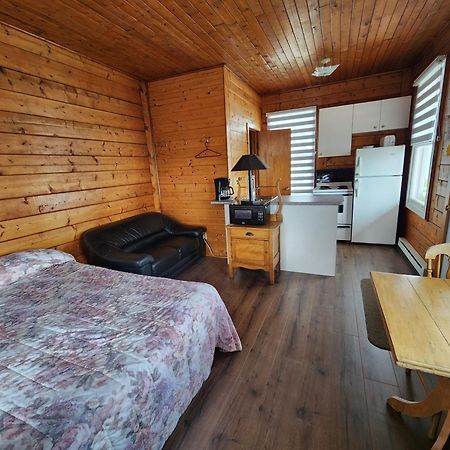 Motel Et Chalets Bo-Fleuve Evangeline Saint-Siméon Exterior foto
