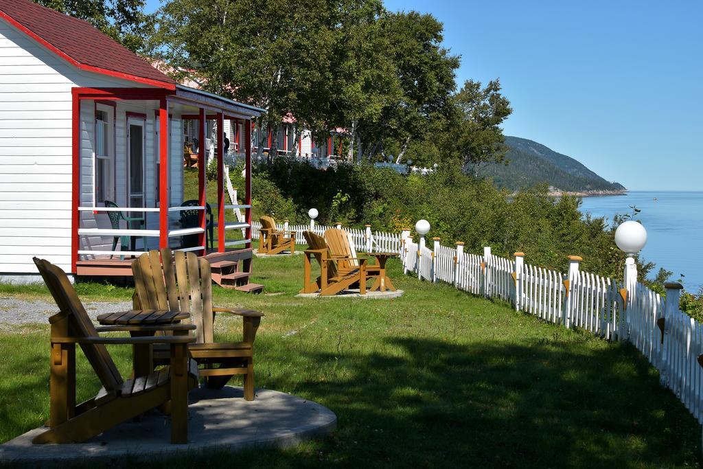 Motel Et Chalets Bo-Fleuve Evangeline Saint-Siméon Exterior foto